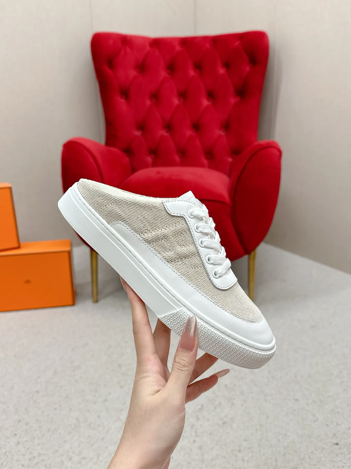 👟👟Ex-factory price 580👟👟 Men's size +10 [HERMES] H-lace slip-on sneakers, sneakers with empty back, white shoes, casual slippers and half-drags. 👉The craftsmanship is exquisite, and new products are released at the counter at the same time. Every detail of the shoes is made with special care, which is quite eye-catching. The elegant splicing elements highlight the good temperament! 🔻Fashionable fly woven lace-up method adds a casual atmosphere and exquisite lines, which can better reflect the family-style design language and intersperse exquisite lines. ✨✨The upper is made of imported cow suede/imported canvas, the lining is made of imported mixed sheepskin, and the original custom-made rubber outsole. 🐎Size: 35-40 for women, 39-44 for men (41 for women, 45 for men, can be customized, non-refundable)